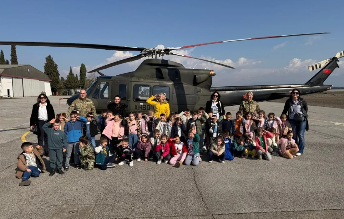 Djeca ispred helikoptera na aerodromu